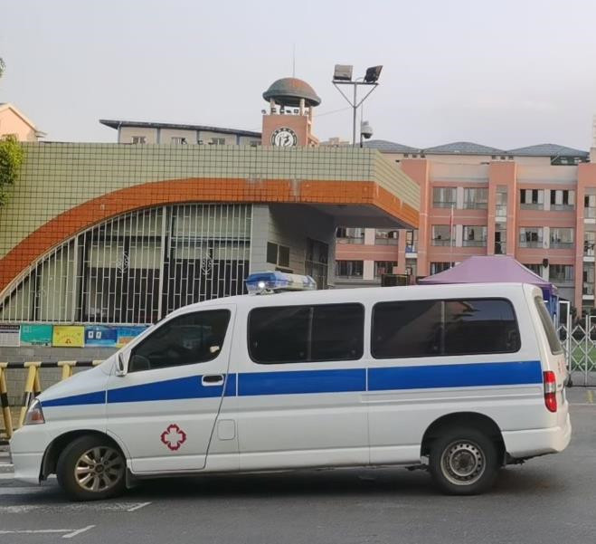 那坡救护车出租护送骨折病人一公里多少钱